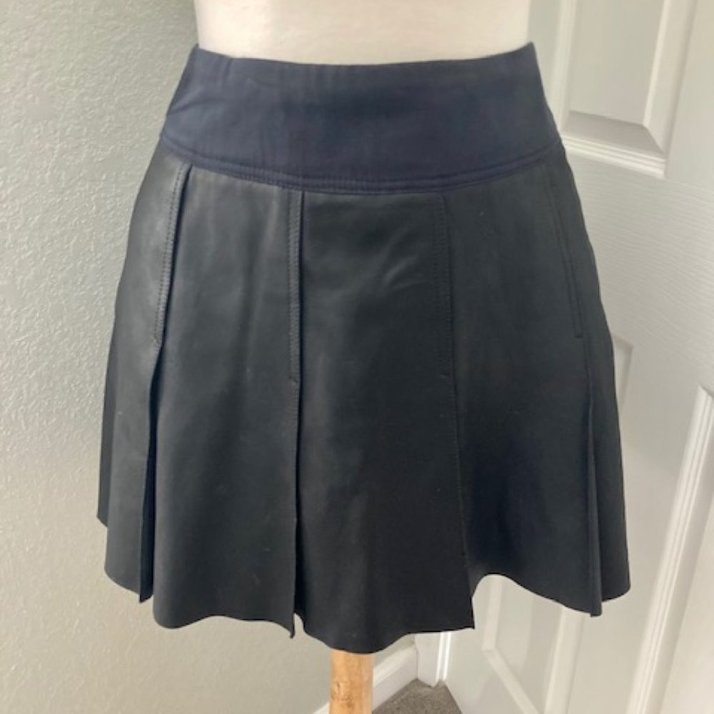 VINCE LEATHER PLEATED BLK SZ 8 MINI NEW NO TAGS